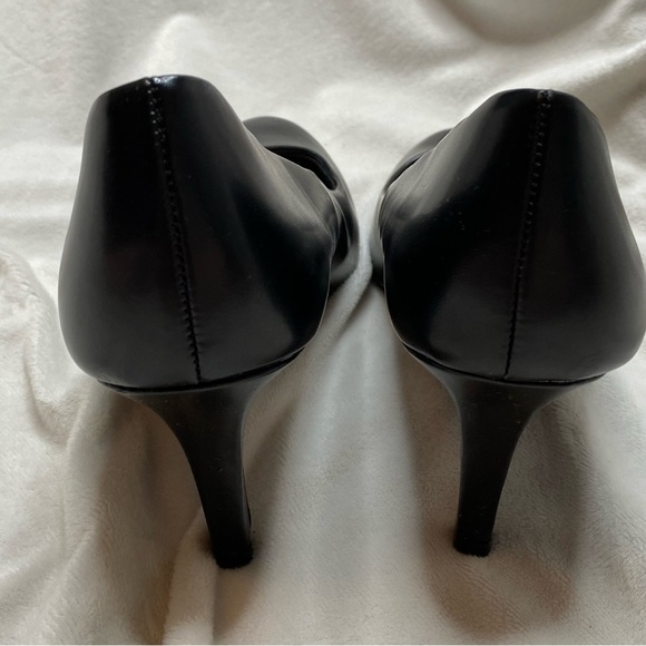 Comfort Plus by Predictions Classic Black Pumps - Picture 9 of 10